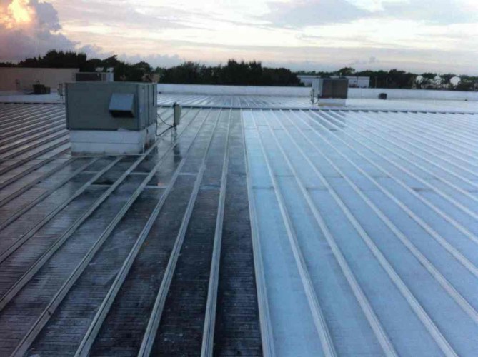 čištění plechové střechy