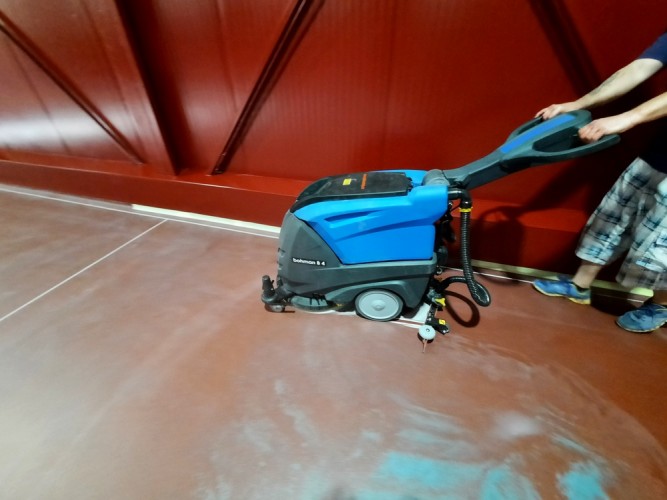 strojové čištění podlahy s odsáváním tekutiny