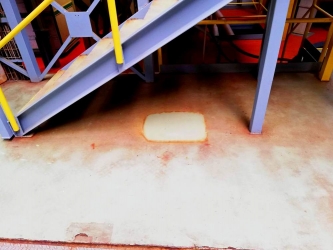 vzorek čištění podlahy zanešený chemickou výrobou