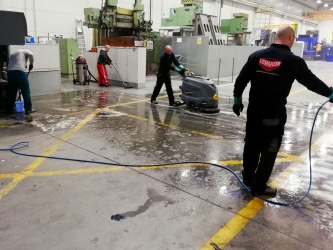 čištění podlahy aktivní pěnou