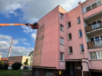 čištění fasádního pláště od zelené řasy