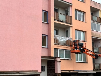 nátěr fasády panelového domu po vyčištění