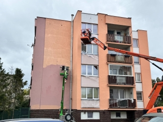 průběh nátěru fasády z pracovních plošin bez nutnosti stavět drahá lešení