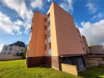 panelový dům po vyčištění fasády a nátěru silikonovou barvou ve 2 vrstvách